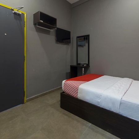 Oyo 876 Hotel Sanctuary Петалинг Джая Екстериор снимка