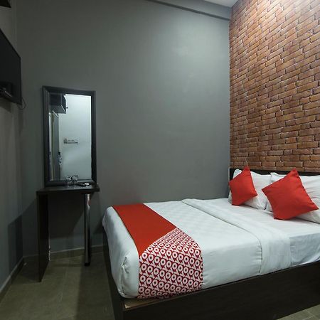 Oyo 876 Hotel Sanctuary Петалинг Джая Екстериор снимка